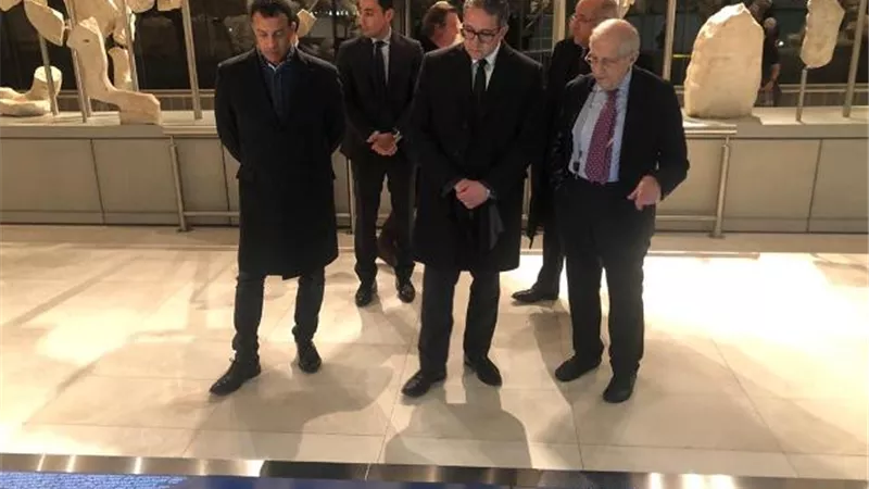 وزير السياحة والآثار في جولة بالمتحاف الأثرية الكبري بأثينا