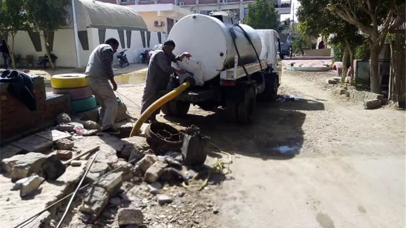 اصلاح عطل مياه الصرف الصحي أمام كلية التربية بالوادى الجديد