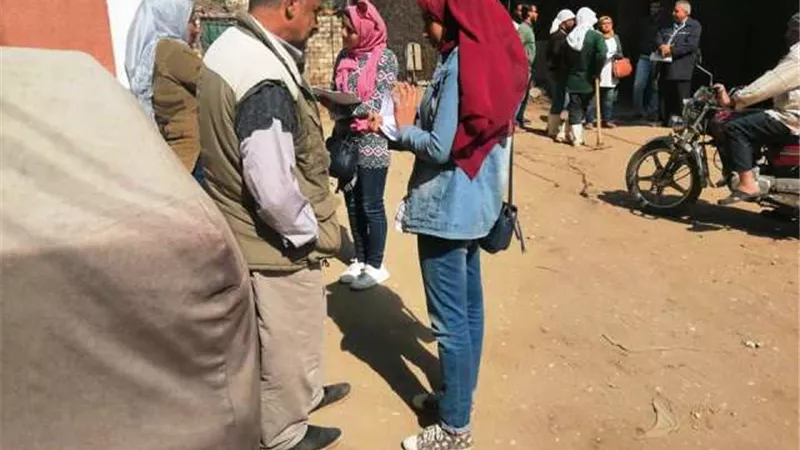 مياه أسيوط تدفع بفرق لاستطلاع آراء المواطنين..بالصور