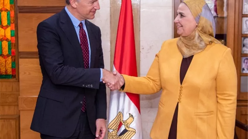 وزيرة التضامن الاجتماعى تستقبل السفير الامريكى بالقاهرة