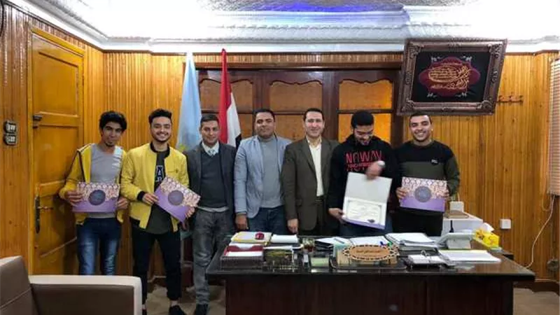 رئيس مدينة بيلا بكفر الشيخ يُكرم 6 شباب لجهودهم فى مُحاربة العادات السيئة