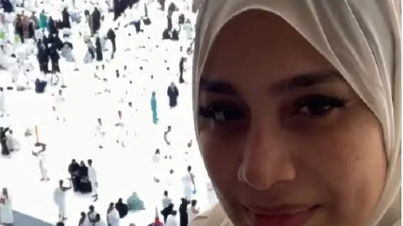 بسمة وهبة تؤدى مناسك العمرة.. فيديو