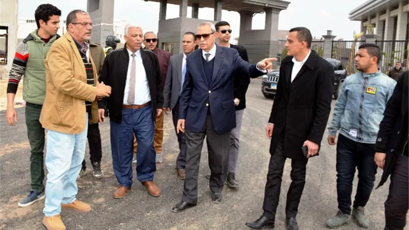الهجان يتابع إزالة التراكمات أسفل الدائرى بشرق شبرا الخيمة.. بالصور