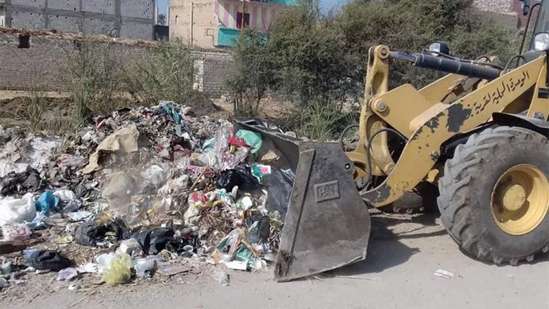 حملات مكثفة لرفع وإزالة القمامة من شوارع مدينة منفلوط بأسيوط