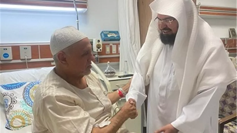 السديس يزور شيخ مؤذني المسجد النبوي بالمستشفي