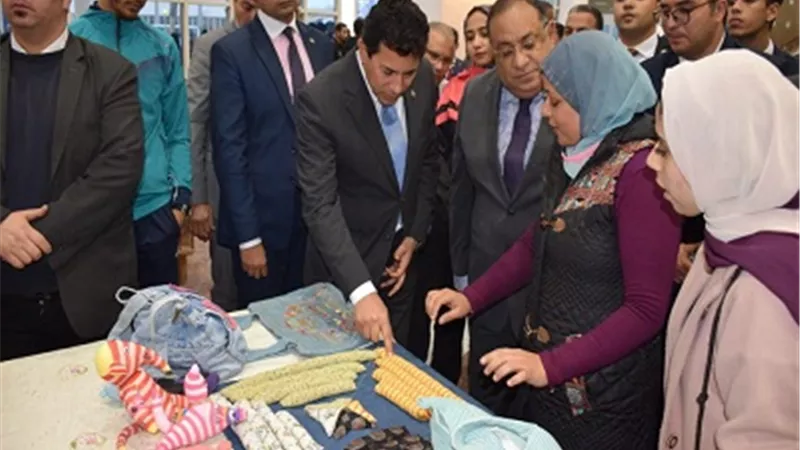 وزير الشباب يلتقي طلاب جامعة حلوان.. ويتفقد معرض الابتكارات والملاعب