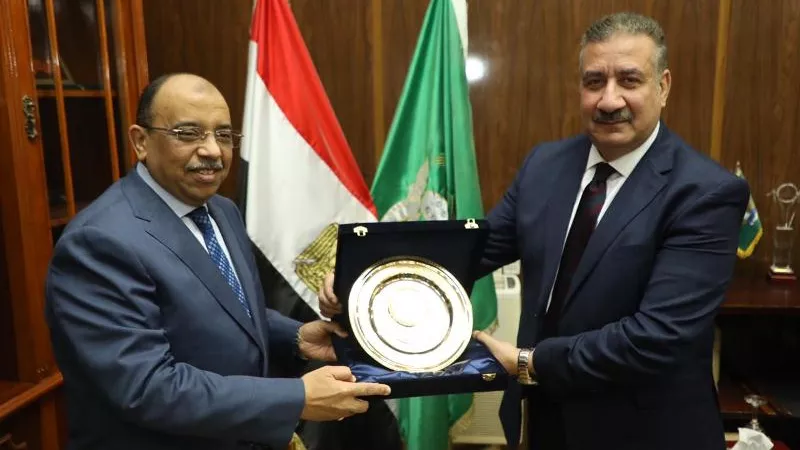 تكريم وزير التنمية المحلية خلال زيارته للمنوفية وتفقد مصنع أبو خريطة.. صور