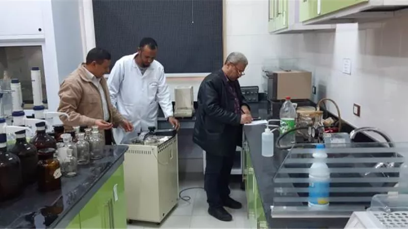 معايرة أجهزة معامل مياه الشرب بالأقصر للتأكد من جودتها