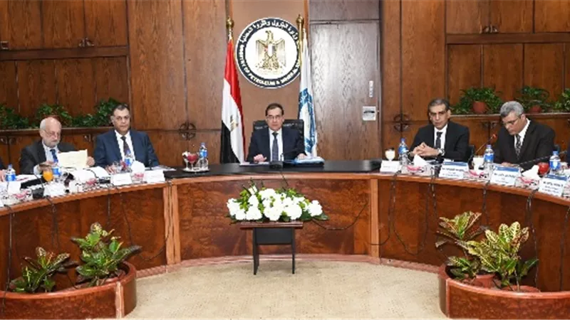 وزير البترول يعتمد الموازنة التخطيطية لـ