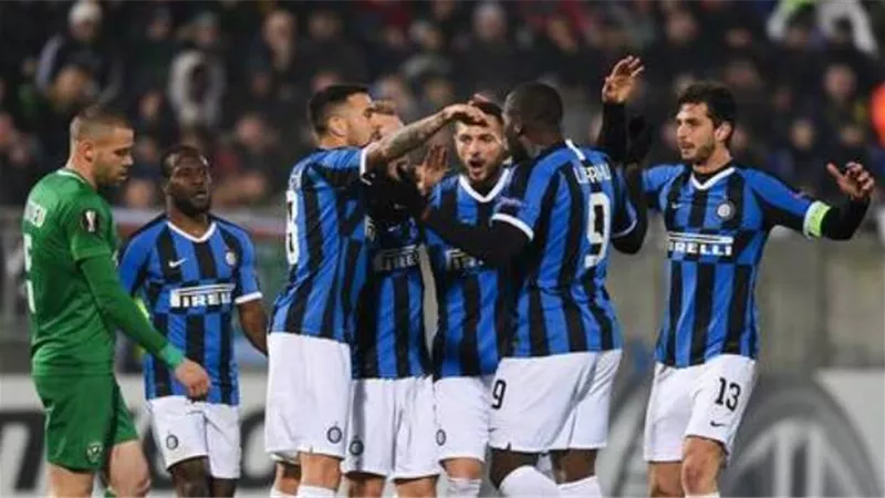 كورونا يهدد الملاعب الإيطالية