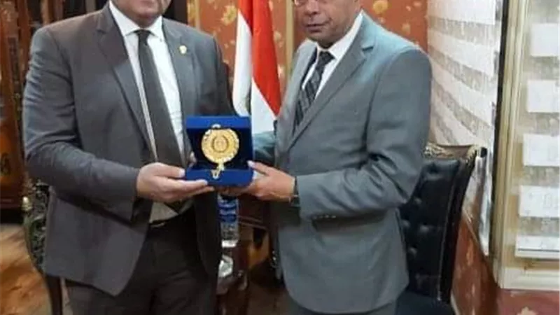 الهيئة العامة للإستعلامات تكرم أمين عام مؤسسة القادة