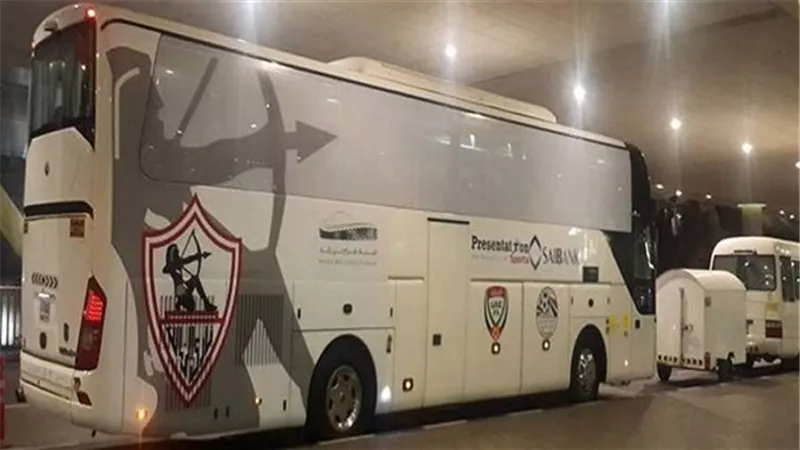حافلة الزمالك تصل مقر النادى لنقل اللاعبين استعداداً للقمة
