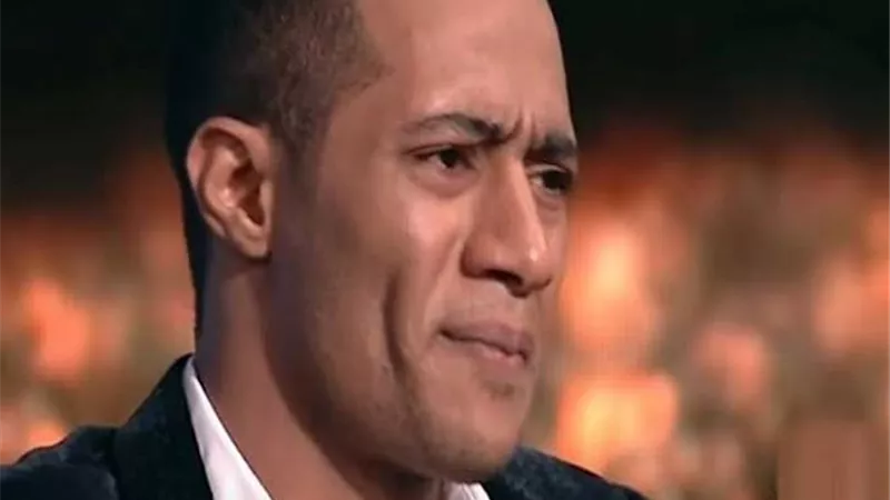 شاهد.. محمد رمضان يوقع على أحد العقود داخل طائرته