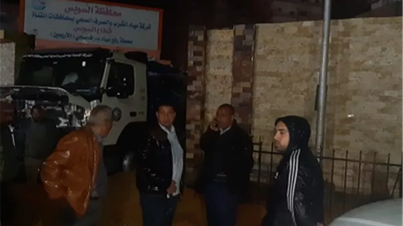 تكثيف أعمال كسح المياه من شوارع الأربعين والجناين