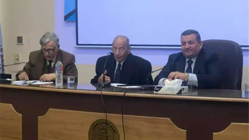 أسامة هيكل يستعرض سياسة وزارة الإعلام وخطتها في ندوة بالمجمع العلمي