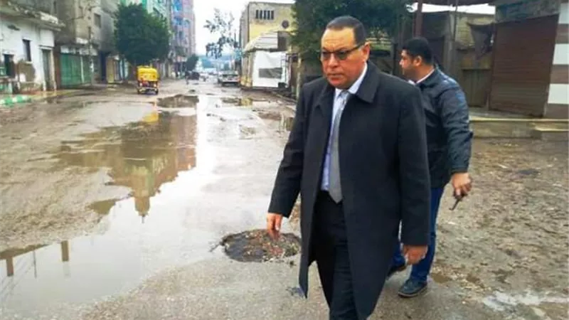 محافظ الشرقية يُشرف على أعمال سحب تجمعات مياه الأمطار بالزقازيق