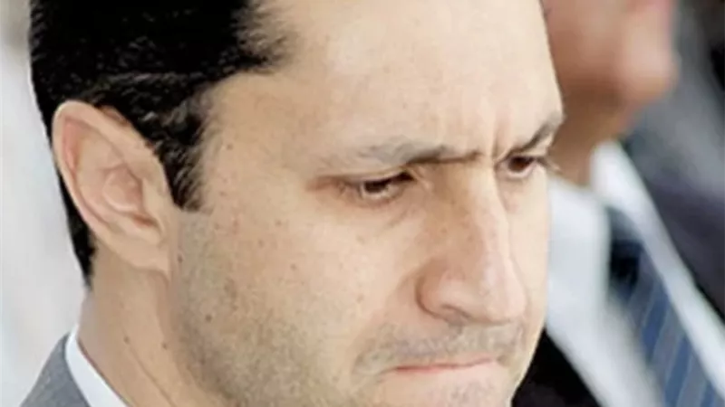 علاء مبارك يطلب الدعاء لوالده