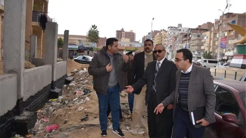 محافظ الإسماعيلية يعاين أعمال الصرف الصحي بشارع الدقهلية .صور