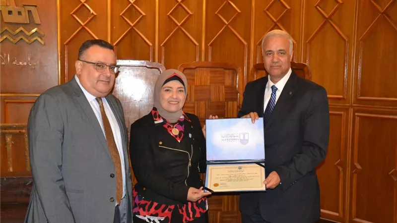 الكردى يكرم الدكتورة منى رجب بمناسبة اختيارها ضمن اكثر عشر سيدات إلهاماً في مصر