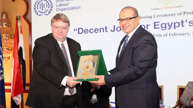 سعفان يهدي درع القوي العاملة لـ 