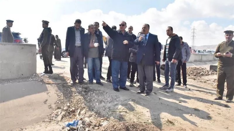 محافظ أسيوط يتفقد اماكن السيول بقرية درنكة بالجبل الغربي و طريق الهضبة الغربية