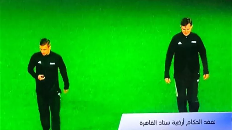 طاقم حكام القمة يتفقد ارضية ملعب المباراة