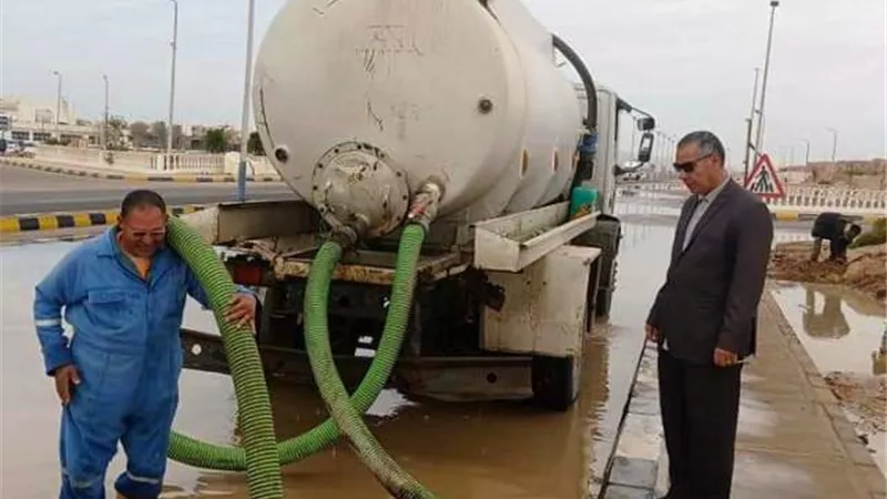 رئيس مدينة الطور يتابع ازالة اثار الأمطار من شوارع المدينة