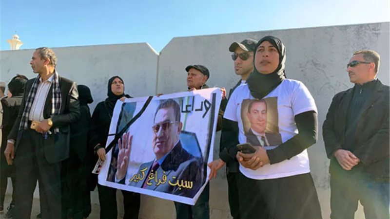 تجمع وفود من الشعب أمام مسجد المشير استعدادا لتشييع جنازة مبارك