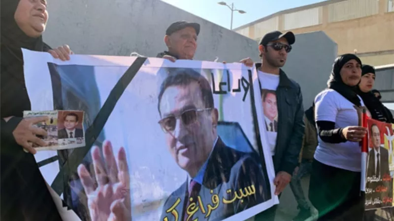 شاهد .. تجمع الاف المصريين امام مسجد المشير انتظارا لتشييع جثمان مبارك