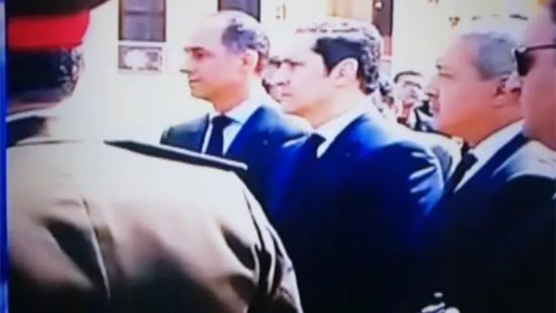 شاهد .. الظهور الاول لجمال وعلاء مبارك في جنازة الرئيس الاسبق حسني مبارك