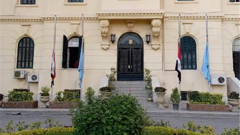 تنكيس الاعلام بمحافظة القاهرة حدادا على الرئيس الراحل الاسبق محمد حسنى مبارك