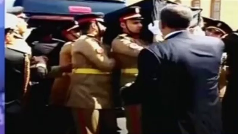 شاهد ... اللقطات الاولى من جنازة الرئيس الاسبق حسني مبارك