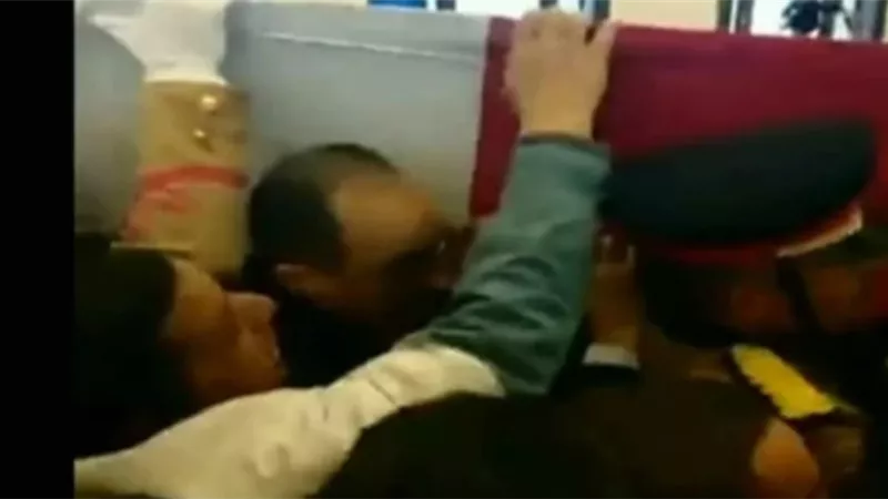 شاهد .. علاء وجمال مبارك يحملان جثمان والدهما داخل مسجد المشير
