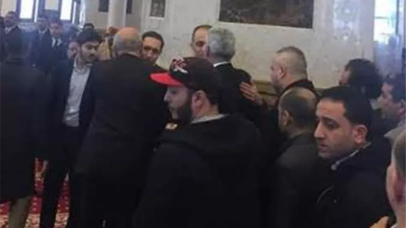 نجلا الرئيس الاسبق حسني مبارك يتلقيان العزاء من جموع المصريين بداخل مسجد المشير