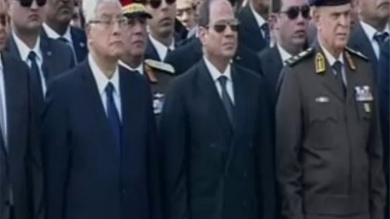 السيسي وكبار رجال الدولة والقوات المسلحة يتقدمون جنازة الرئيس الأسبق مبارك