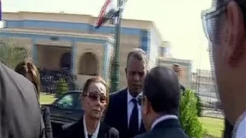 شاهد .. الرئيس السيسي يقدم واجب العزاء لسوزان مبارك عقب الجنازة العسكرية