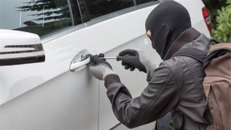 سرقة سيارة سيدة أعمال في ظروف غامضة خلف قسم شرطة بنها