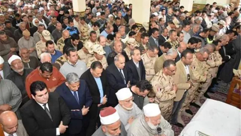 محافظ الشرقية يُشيع جثمان شهيد الواجب مقدم أحمد شحاته ابن قرية ناطورة .صور