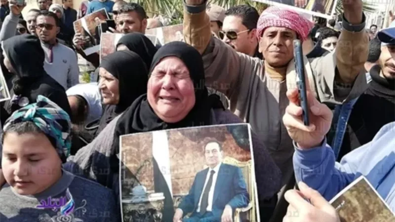 انهيار المصريين بالبكاء اثناء استقبال جثمان الرئيس الاسبق في مثواه الاخير