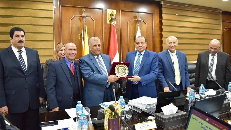 جامعة بني سويف تكرم عميد الزراعة السابق