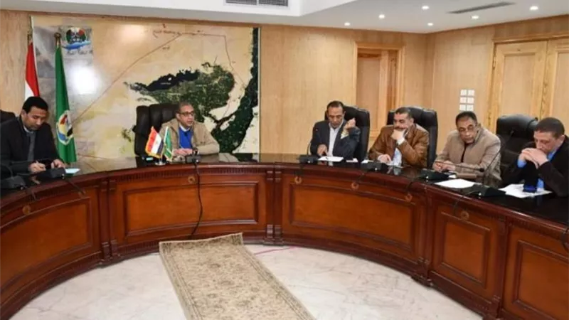 محافظ الفيوم يبحث التصالح في مخالفات البناء