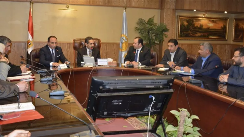 محافظ الغربية .. يلتقى بتجار سوق الجملة ببسيون لبحث ودراسة سبل تقنين أوضاعهم