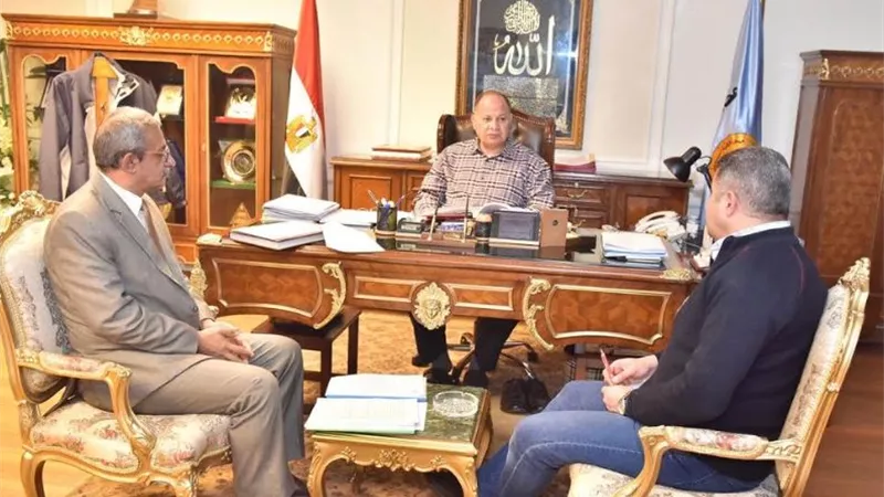 محافظ أسيوط يوجه بتنظيم دورات تدريبية للقيادات والعاملين بالإدارات لتطوير