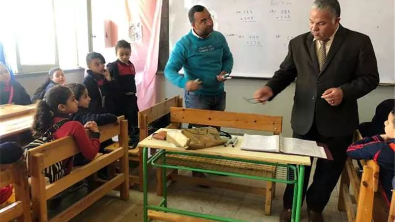 مدير تعليم الإسماعيلية يرصد مخالفات بمدرسة تجريبية ويحيل مديرتها للتحقيق .صور