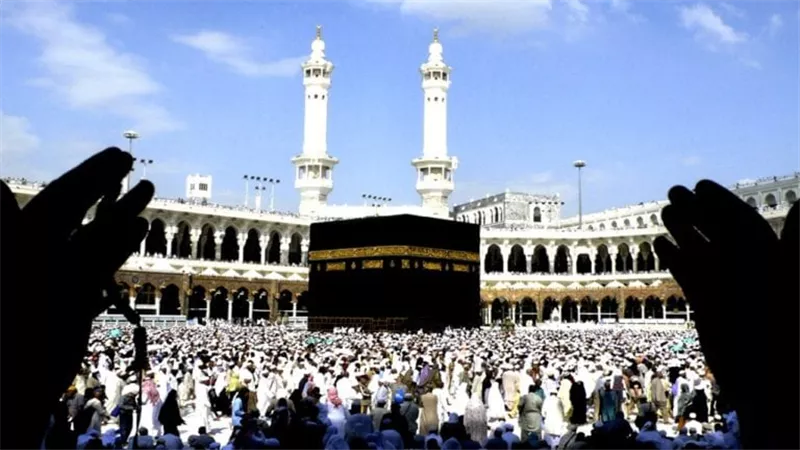 بعد وقف التأشيرات.. عضو غرفة السياحة يكشف موقف الحاجزين في عمرة رجب