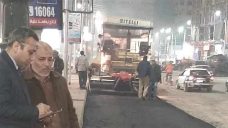 نائب محافظ الغربية .. يتابع أعمال رصف شارع الجلاء بطنطا ليلًا بعد توقف ثلاث سنوات