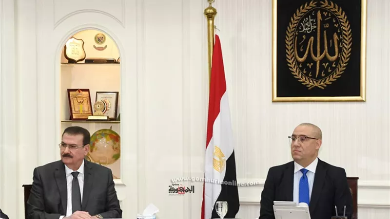 وزير الإسكان يناقش تعديلات قانون التصالح فى مخالفات البناء مع المهندسين