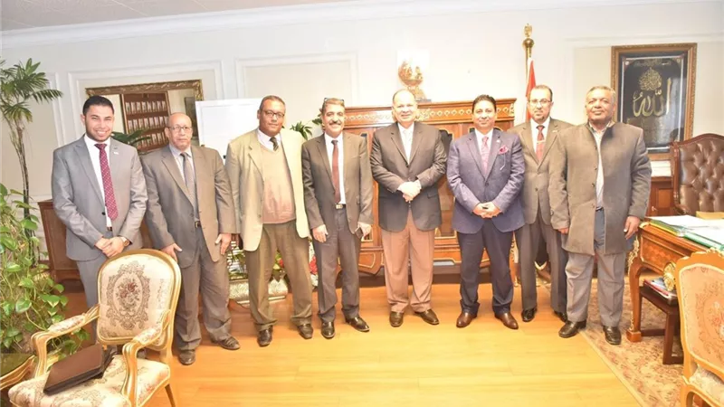 محافظ أسيوط يلتقي وفدًا من بنك مصر لبحث سبل التعاون والمشاركة المجتمعية
