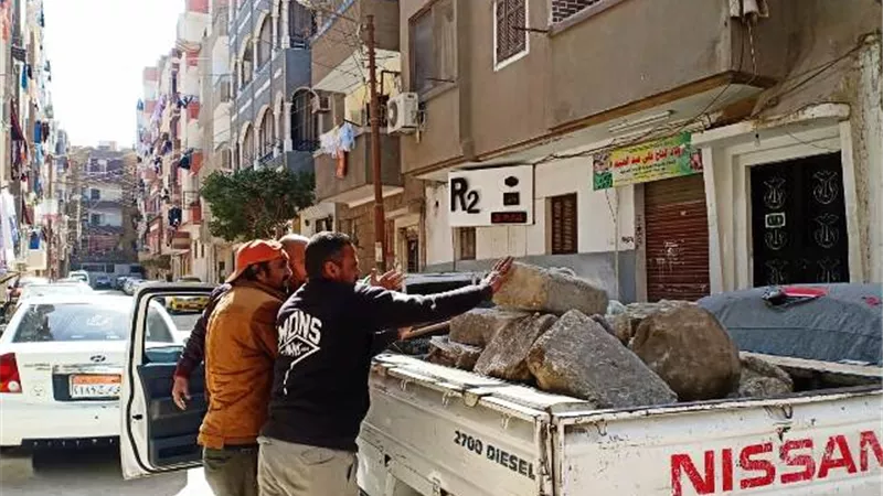 حملة مكبرة لرفع كافة الإشغالات ومخالفات المحال التجارية فى غرب أسيوط بالصور