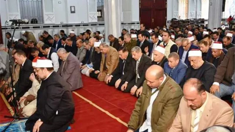 جمعة وغراب يؤديان صلاة الجمعة بمسجد ابراهيم عبد الرحمن فى مركز ههيا بالصور